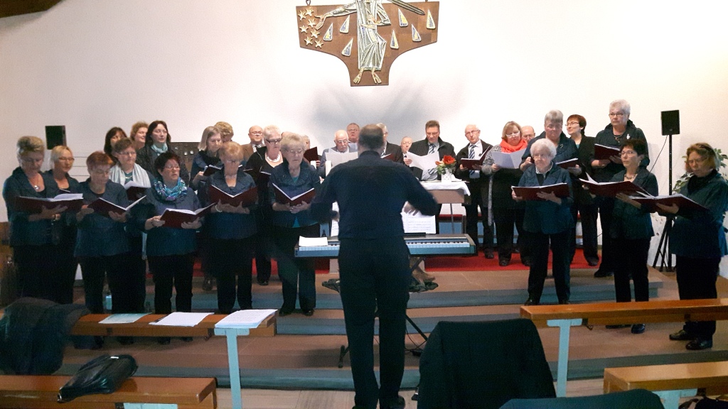 Die Sparte Gesang beim Adventskonzert in der Kirche zu Haingrund